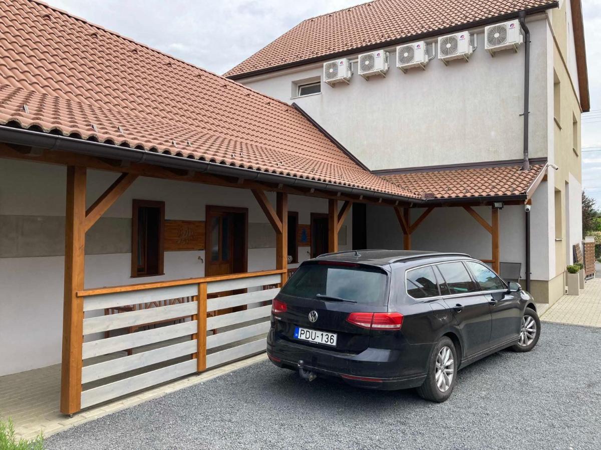 ホテル Toronyi Vendeghaz エクステリア 写真