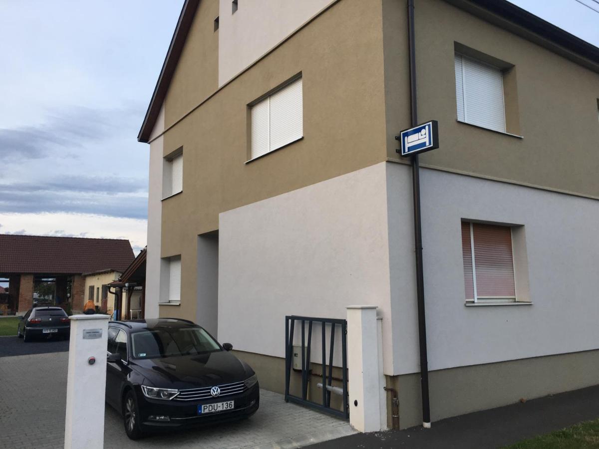 ホテル Toronyi Vendeghaz エクステリア 写真